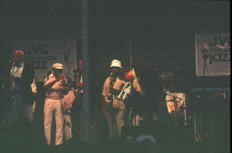 1988-32.jpg - 19.07.1988 Garden Stage
Newport Jazz Festival All Stars:
Harold Ashby, Clark Terry, Norris Turney, Scott Hamilton, Warren Vaché, Oliver Jackson