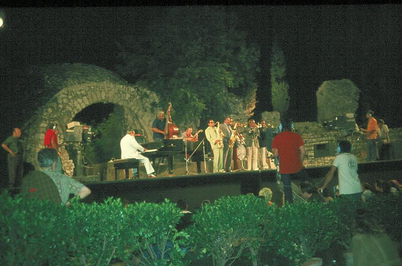 1975-01.JPG - 25.07.1975 21:00 Arena Stage
"Basie Part II": George Wein, Johnny Guarnieri, Arvell Shaw, Marty Grosz, Illinois Jaquet, Buddy Tate, Harry 'Sweets' Edison, Bob Rosengarden, Gene Connors, Clark Terry