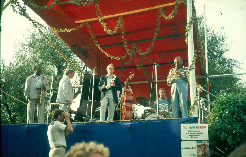 1976-012.jpg - Soprano Surfeit 13.07.1976 19:00 Garden Stage
Heywood Henry, Zoot Sims, Bob Wilber, Major Holley, Bob Rosengarden, Budd Johnson
