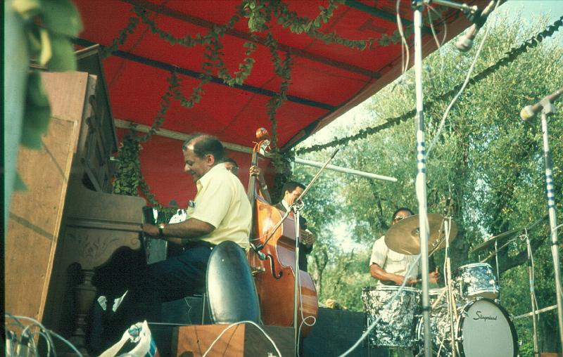 1976-020.jpg - 09.07.1976 18:00 Garden Stage
"Let Me Off Uptown":
Teddy Wilson, Major Holley, Oliver Jackson
