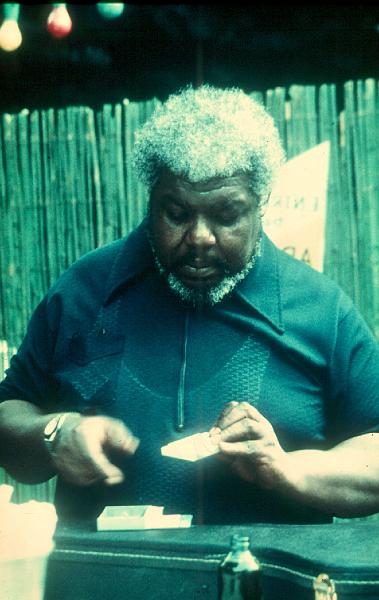 1976-025.jpg - Arvell Shaw off-stage 1976 (Foto Diethelm Schäffner)