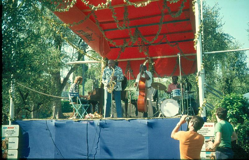 1976-026.jpg - 14.07.1976 17:00 Garden stage
"The World Is Waiting For A Sunrise":
Bob Barton (replaces George Wein), Benny Waters, Arvell Shaw, Oliver Jackson