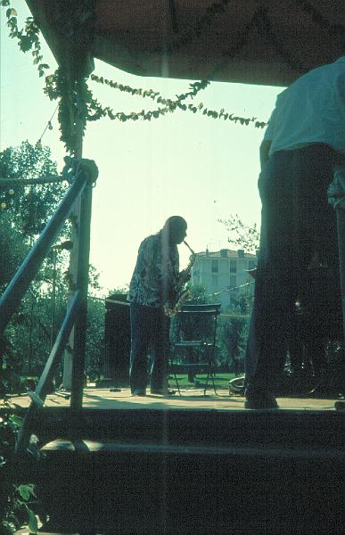 1976-028.jpg - 14.07.1976 17:00 Garden stage
"The World Is Waiting For A Sunrise":
Benny Waters