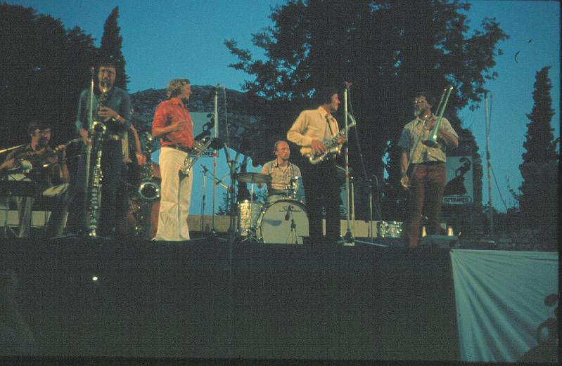 1976-043.jpg - 16.07.1976 21:00 Arena Stage
Barrelhouse Jazzband: Bernd Otto, Frank Selten, Horst Schwarz, H-G Klauer, Reimer von Essen, Eddie Hubble