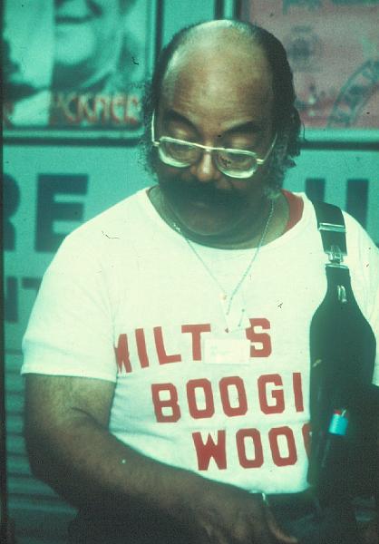 1976-052.jpg - Milt Buckner off-stage 1976