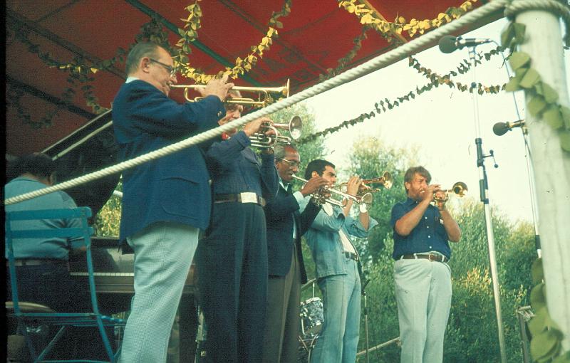 1976-078.jpg - 13.07.1976 "Tootin' For Pops" 20:00 Garden Stage, George Wein, Pee Wee Irwin, Jimmy McPartland, Joe Newman, Dick Sudhalter, Jmmy Maxwell