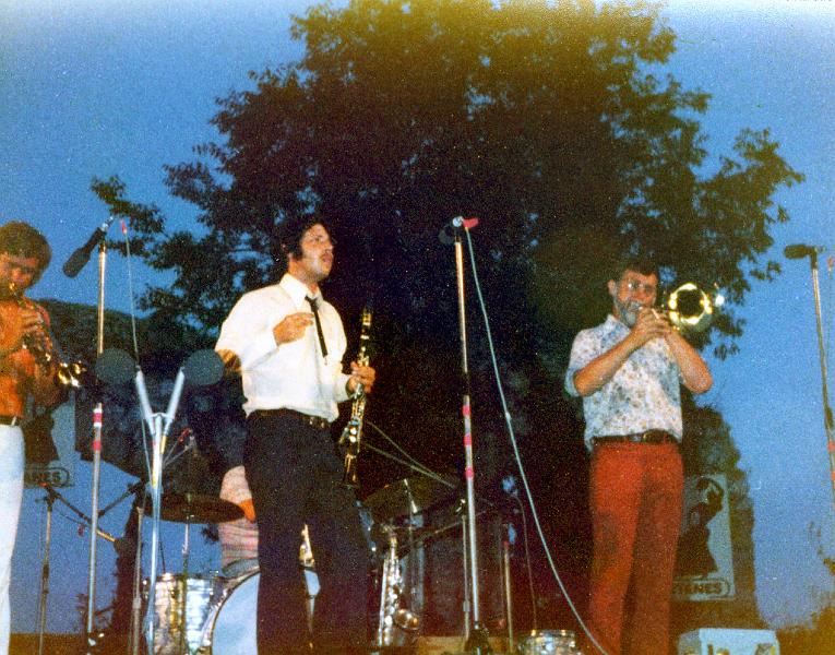 1976-090.jpg - 16.07.1976 21:00 Arena Stage
Barrelhouse Jazzband: Bernd Otto, Frank Selten, Horst Schwarz, H-G Klauer, Reimer von Essen, Eddie Hubble