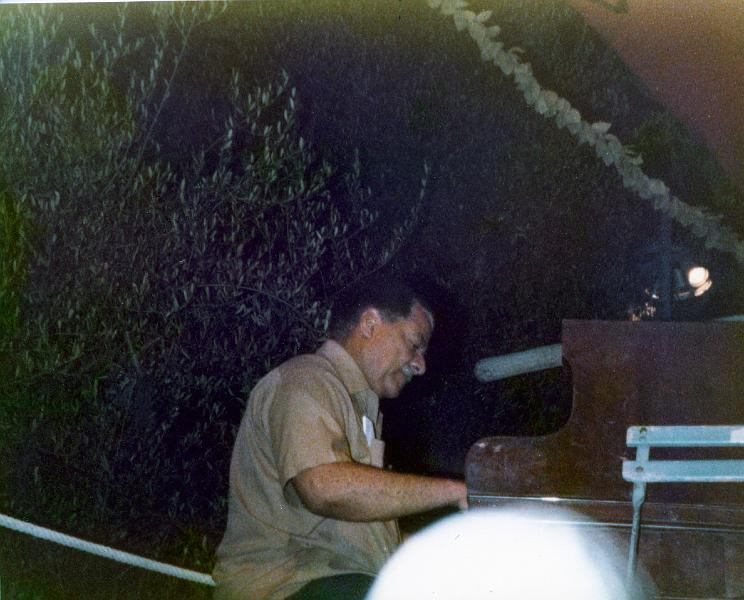 1976-106.jpg - 09.07.1976 Garden Stage 18:00 "Let Me Off Uptown": Teddy Wilson(, Illinois Jacquet, Major Holley, Oliver Jackson)