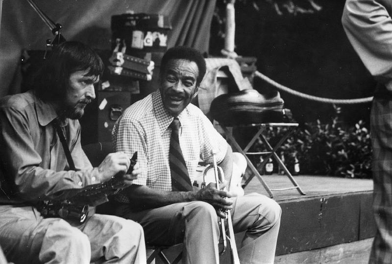 1976-117-DS-2511.jpg - 1976 Jim Galloway, Buck Clayton off-stage (Foto Diethelm Schäffner)