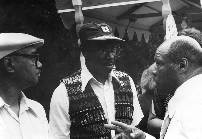 1976-122-DS-2535.jpg - 1976 Jimmie Cobb, Major Holley, Jo Jones off-stage (Foto Diethelm Schäffner)