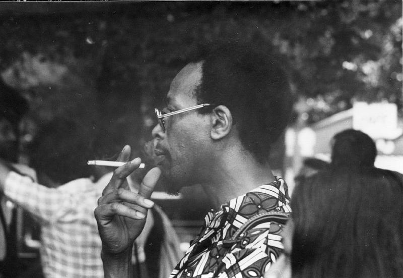 1976-125-DS-2705.jpg - 1976 Alan Dawson off-stage (Foto Diethelm Schäffner)