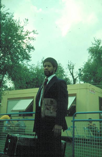 1977-029.jpg - 1977 Freddy Lonzo off-stage