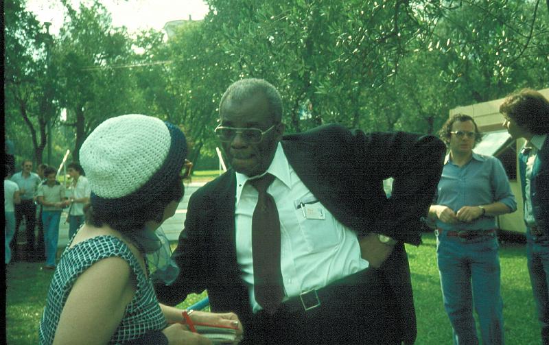 1977-030.jpg - 1977 Freddy Kohlman off-stage