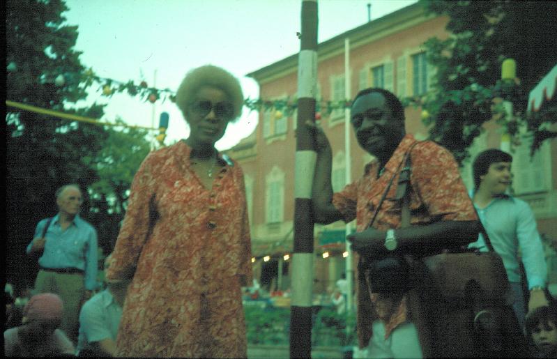 1977-044.jpg - 1977 Mona & Milt Hinton off-stage