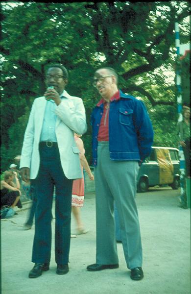 1977-055.jpg - 1977 Oliver Jackson - George Duvivier off-stage