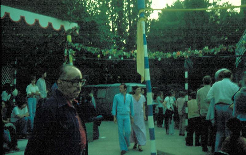 1977-056.jpg - 1977 George Duvivier off-stage