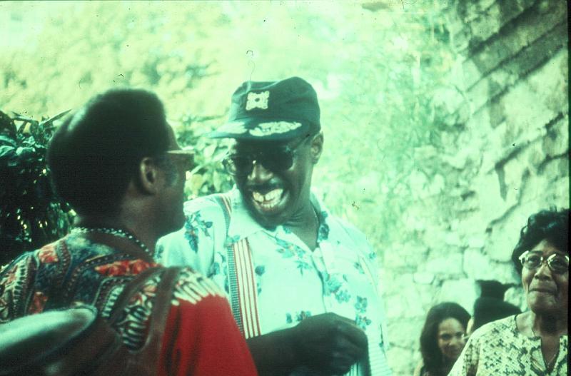 1977-DS21.jpg - 1977 Clark Terry, Major Holley, Ella Fitzgerald (?) off-stage (Foto Diethelm Schäffner)