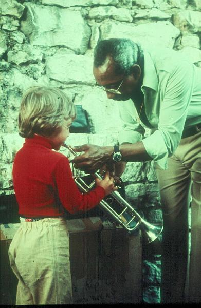 1977-DS38.jpg - 1977 Joe Newman & Kid off-stage