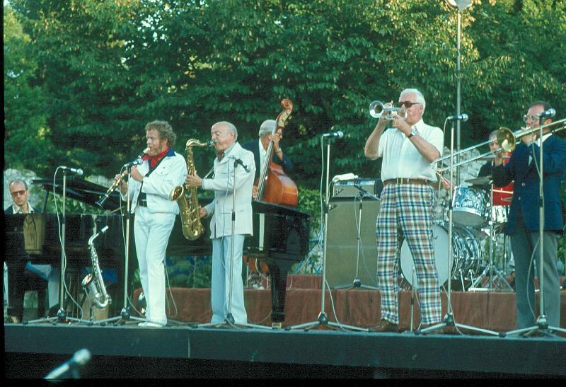 1978-030.jpg - 06.07.1978 Arena Stage
"The World's Greatest Jazz Band": Dick Hyman, Bob Wilber, Buid Freeman, Bob Haggart, Yank Lawson, Bob Rosengarden, George Masso