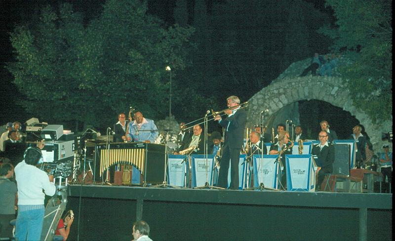 1978-043.jpg - 07.07.1978 Arena Stage
"Lionel Hampton All Star Big Band":
Ray Bryant, Chubby Jackson, Lionel Hampton, Panama Francis, Arnett Cobb, Charles McPherson, Kai Winding, Earl Warren, John Gordon, Benny Powell, Paul Moen, Pepper Adams, Doc Cheatham, Cat Anderson, Jimmy Maxwell, Joe Newman
