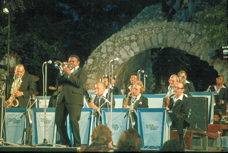 1978-045.jpg - 07.07.1978 Arena Stage
"Lionel Hampton All Star Big Band":
Arnett Cobb, Cat Anderson, Earl Warren, John Gordon, Benny Powell, Paul Moen, Kai Winding, Pepper Adams, Jimmy Maxwell, Joe Newman