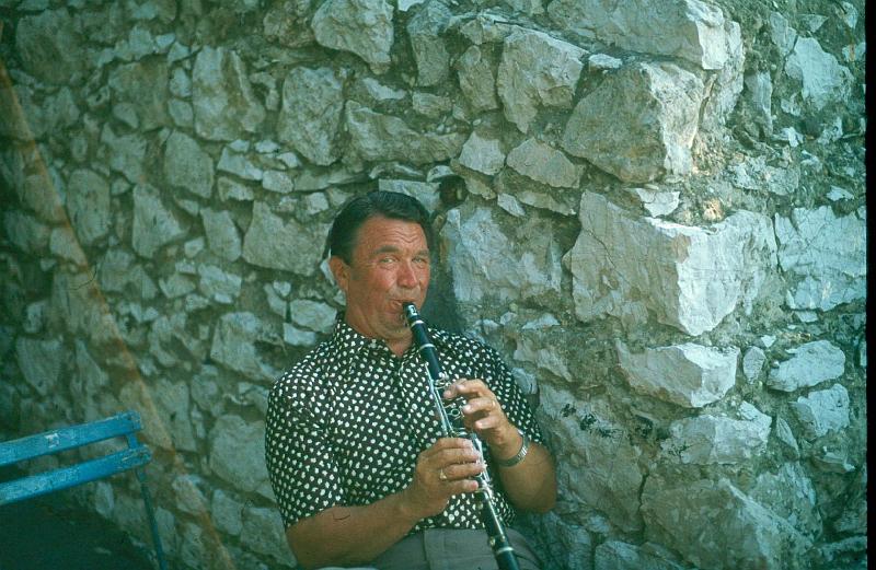 1978-117.jpg - 1978 Johnny Mince off-stage