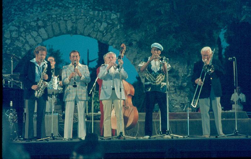 1979-025.jpg - 11.07.1979 Arena Stage Jay McShann Quintett & Guests; 
Bob Wilber, Duffy Jackson, Peanuts Hucko, Ruby Braff, Slam Sttewart, Buck Clayton, Spiegle Wilcox