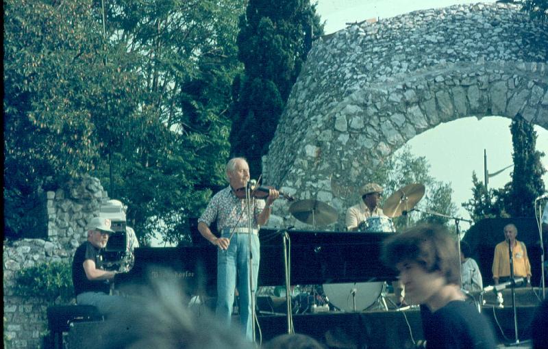 1979-048.jpg - 12.07.1979 Arena Stage
Jimmy Rowles, Stephan Grappelli, Bobby Durham