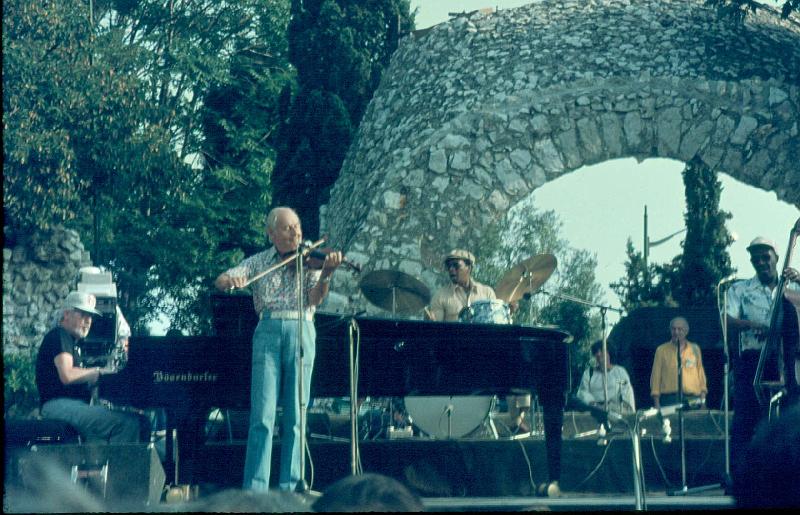 1979-049.jpg - 12.07.1979 Arena Stage
Jimmy Rowles, Stephan Grappelli, Bobby Durham, Major Holley