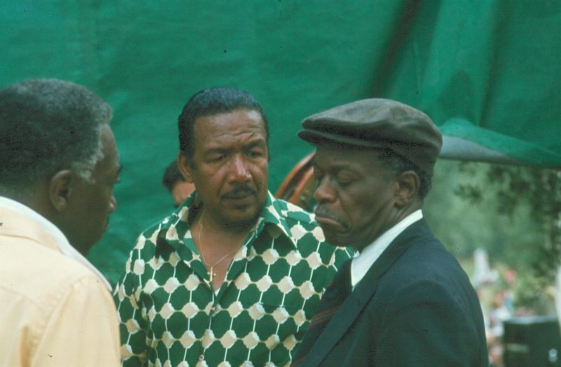 1980-42.jpg - 1980 Joe Williams - Gus Johnson - Hank Jones off-stage