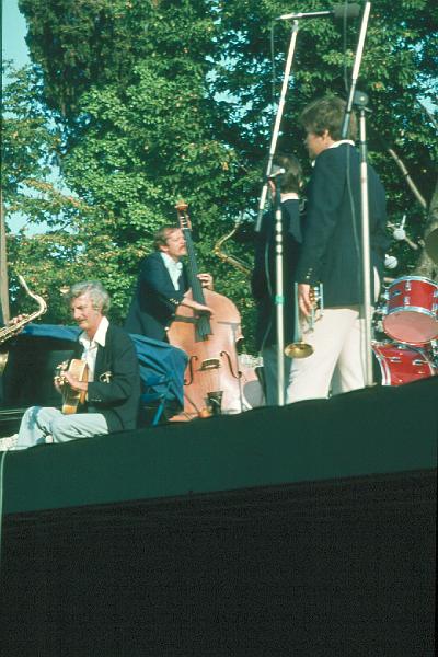 1981-11.jpg - 18.07.1981 Arena Stage
The Concord All Stars:
Bob Maize,Cal Collins, Scott Hamilton, Warren Vaché