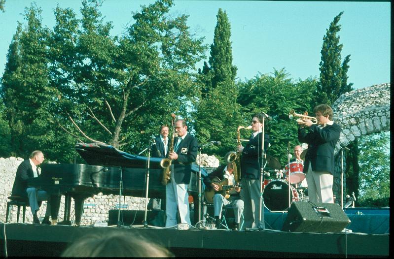 1981-13.jpg - 18.07.1981 Arena Stage
The Concord All Stars:
Dave McKenna, Bob Maize, Al Cohn, Cal Collins, Scott Hamilton, Jake Hanna, Warren Vaché