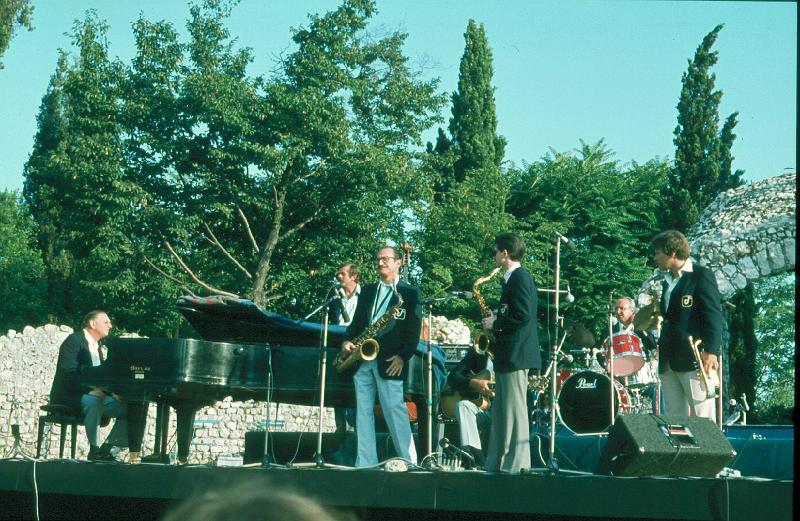 1981-15.jpg - 18.07.1981 Arena Stage
The Concord All Stars:
Dave McKenna, Bob Maize, Al Cohn, Cal Collins, Scott Hamilton, Jake Hanna, Warren Vaché