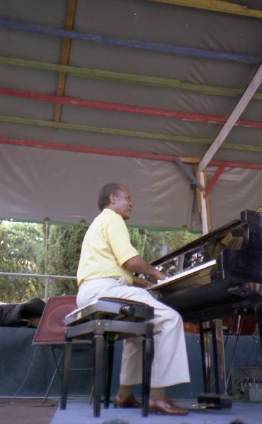 1982-63.jpg - 1982 Charlie Fox