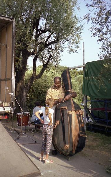 1983-008.jpg - 1983 Eddie Jones off-stage