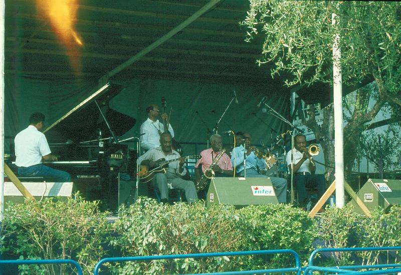 1983-032.jpg - 09.07.1983 Garden Stage
"The Harlem Blues & Jazz Band":
Richard Wyants, Johnny Williams, Al Casey, George Kelly, Ronnie Cole, Robert Williams, Eddie Durham