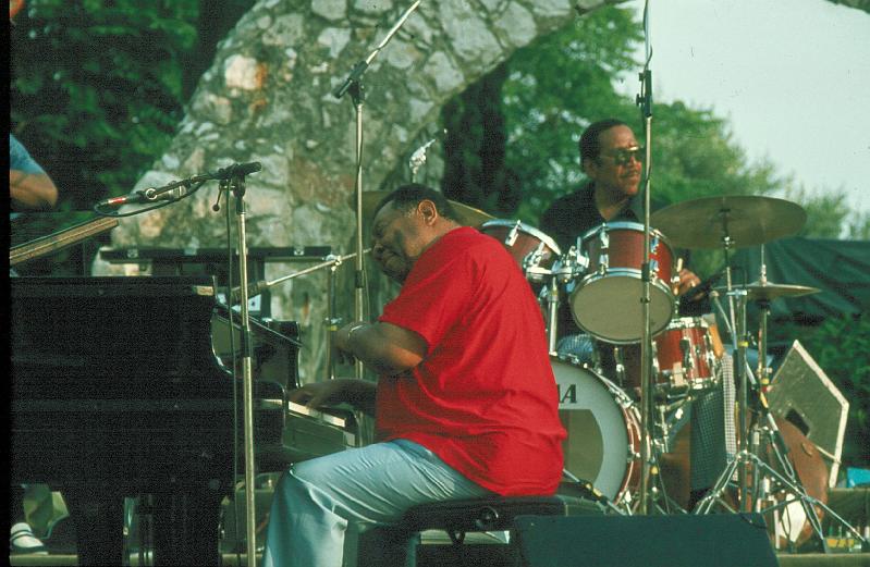 1983-059.jpg - 10.07.1983 Arena Stage
"Whorehouse Pianos":
Jay McShann, Gus Johnson