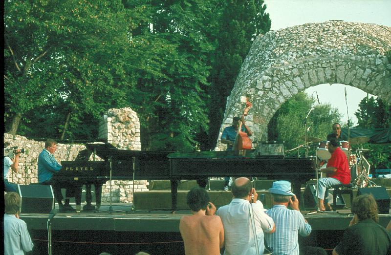 1983-062.jpg - 10.07.1983 Arena Stage
"Whorehouse Pianos":
Dick Wellstood, Major Holley, Gus Johnson, Jay McShann