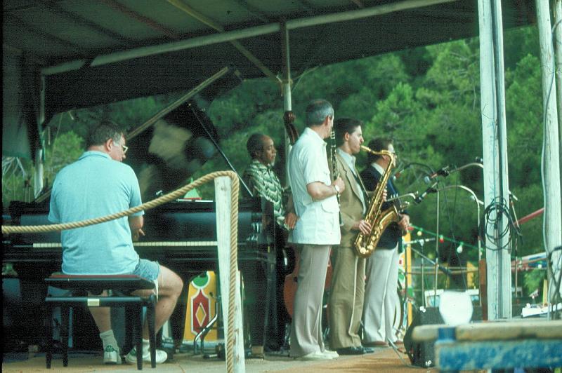 1983-088.jpg - 11.07.1983 Dance Stage
Dick Wellstood, Slam Stewart, Kenny Davern, Scott Hamilton, Warren Vaché