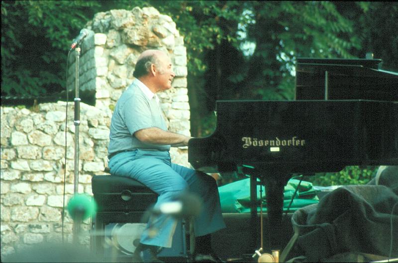 1983-125.jpg - 14.07.1983 Arena Stage
George Wein
