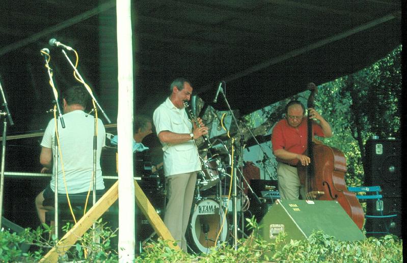 1983-140.jpg - 16.07.1983 Garden Stage
Dick Wellstood, Kenny Davern, Bob Rosengarden, Pierre Michelot