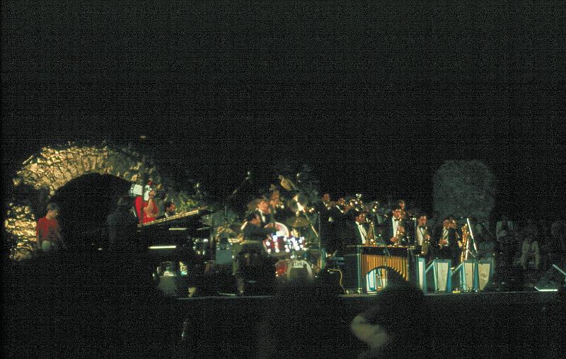 1983-148.jpg - 17.07.1983 Arena Stage
"Lionel Hampton Big Band":
Lionel Hampton (vib), Barry Ries, Johnny Walker, Vince Cutro, Byron Stripling (tpts), Chris Gulhaugen, Robert Trowers, Charles Stevens (tbns), Adam Brenner, Tom Chapin, Douglas Miller, Jerry Weldon, David Shoemaker (saxes), Gregory Kogan (p), Robert Bodley (b), Sam Turner (congas), Duffy Jackson (dr)