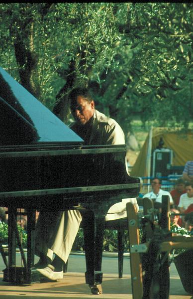 1983-161.jpg - 18.07.1983 Garden Stage
John Lewis