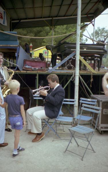 1983-175.jpg - 1983 Scott Hamilton - Warren Vaché off-stage