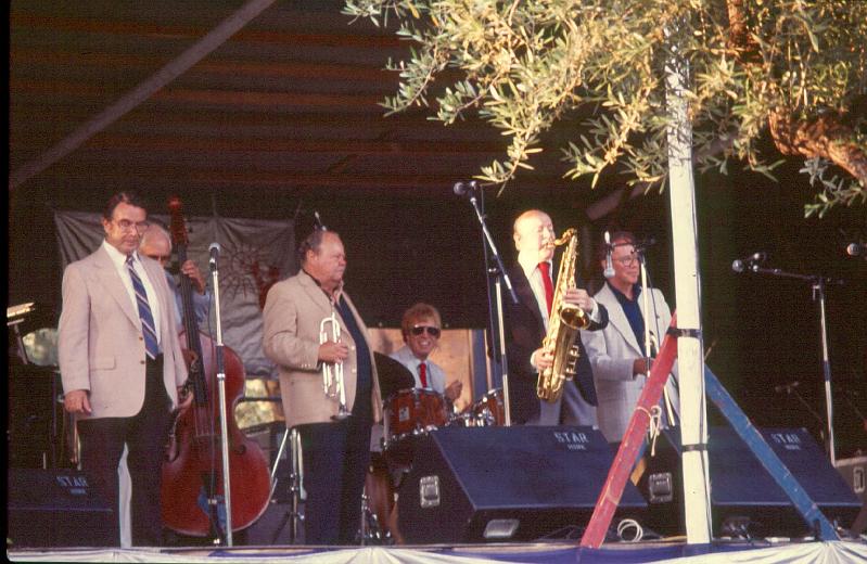 1984-104.jpg - 06.07.1984 Garden Stage
"Hall Of Fame All Stars":
Johnny Mince, Bob Haggart, Billy Butterfield, Butch Miles, Bud Freeman, George Masso