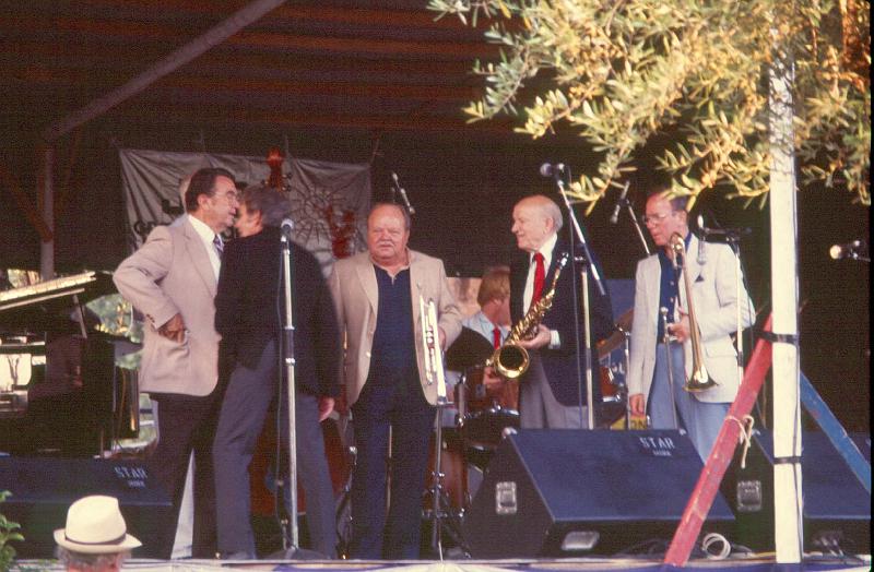 1984-107.jpg - 06.07.1984 Garden Stage
"Hall Of Fame All Stars":
Joe Bushkin, Johnny Mince, Bob Haggart, Billy Butterfield, Butch Miles, Bud Freeman, George Masso