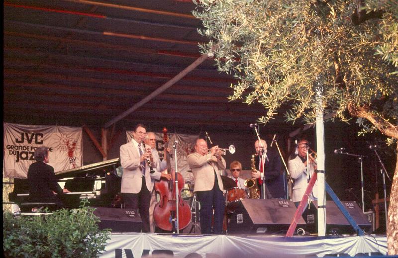 1984-108.jpg - 06.07.1984 Garden Stage
"Hall Of Fame All Stars":
Joe Bushkin, Johnny Mince, Bob Haggart, Billy Butterfield, Butch Miles, Bud Freeman, George Masso