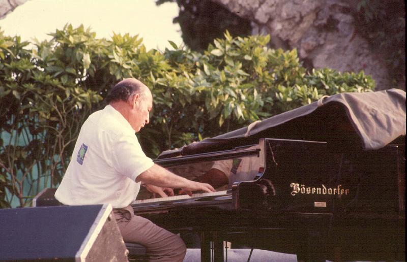 1984-140.jpg - 09.07.1984 Arena Stage
George Wein