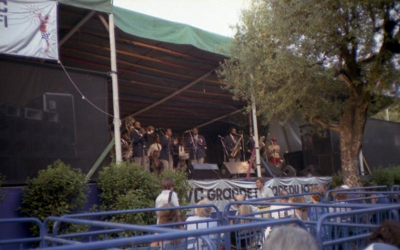 1984-153.jpg - 10.07.1984 Garden Stage
"The Dirty Dozen Brass Band From New Orleans":
Kirk Joseph (tu), Charles Joseph (tb), Benny Jones (B.D.), Gregory Davis (tp), Jenell Marshal (S.D.), Efrem Townes (tp), Kevin Harris (ts), R. Lewis (bs)
