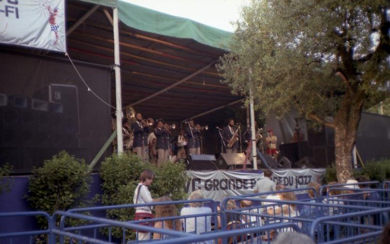 1984-164.jpg - 10.07.1984 Garden Stage
"The Dirty Dozen Brass Band From New Orleans":
Kirk Joseph (tu), Charles Joseph (tb), Benny Jones (B.D.), Gregory Davis (tp), Jenell Marshal (S.D.), Efrem Townes (tp), Kevin Harris (ts), R. Lewis (bs)